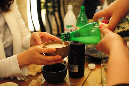Bị đâm suýt chết vì liên tục mời rượu: Liên tục được mời rượu, Đỗ Hoàng Long (SN 1982, trú quận Thanh Xuân, Hà Nội) cố uống cho vui lòng đối phương nhưng vẫn bị "cà khịa". Xô xát xảy ra, Long liền dùng dao đâm anh Triệu Đình Quí (SN 1974, trú huyện Thanh Trì, Hà Nội) suýt chết. Ngày 9/9, Long bị Viện KSND TP Hà Nội truy tố.