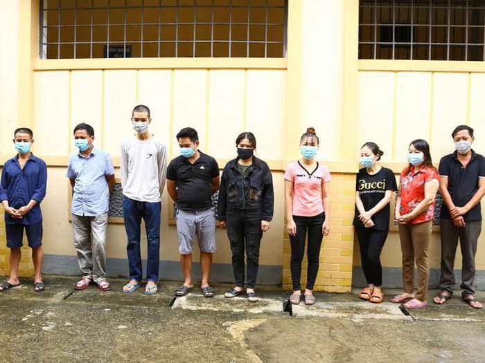 11 nam, nữ rủ nhau vào rừng đánh bạc trong đêm khuya: Ngày 9/9, Công an huyện Hương Khê, tỉnh Hà Tĩnh đã 11 đối tượng rủ nhau lên rừng cao su lập sới bạc để sát phạt trong đêm khuya tại xã Hương Thủy. Tại hiện trường, lực lượng chức năng thu giữ 24,360 triệu đồng tiền mặt, 1 bộ bát đĩa sứ, 4 quân vị, 12 điện thoại di động các loại và 9 chiếc xe máy.