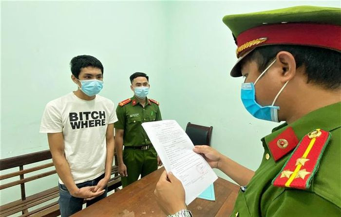 Dùng xẻng đuổi đánh nữ Phó Chủ tịch phường: Mâu thuẫn trong gia đình, uống rượu bia say, Nguyễn Bình Hưng (26 tuổi, trú quận Liên Chiểu, TP Đà Nẵng). Thấy tổ công tác đang trao đổi với một nhóm công nhân Hưng đã vô cớ vác cuốc, xẻng đuổi đánh nữ Phó Chủ tịch phường cùng đoàn công tác đang làm nhiệm vụ. Ngày 9/9, Hưng bị Công an TP Đà Nẵng khởi tố.