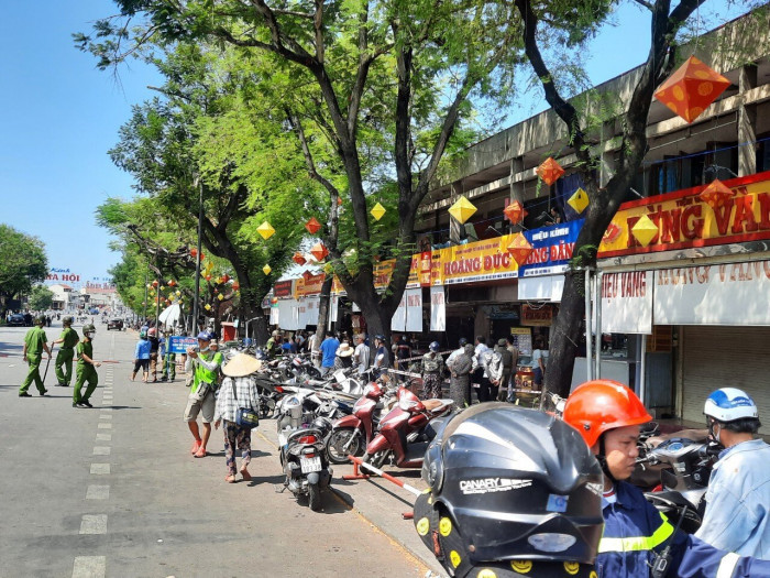 Thông tin với Báo Pháp lật TP HCM, đại tá Đặng Ngọc Sơn - Phó Giám đốc Công an tỉnh Thừa Thiên - Huế đã cho biết về cuộc thương thuyết với nghi phạm cướp tiệm vàng ở chợ Đông Ba, để nghi phạm đã chấp nhận bỏ súng, đầu hàng. (Ảnh: Báo Giao Thông)