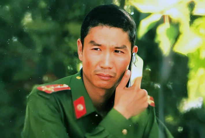 Theo đó, đối tượng Ngô Văn Quốc (38 tuổi, ở thị xã Hương Thủy, Thừa Thiên - Huế) gây ra vụ cướp tài sản tại tiệm vàng Hoàng Đức và Thái Lợi (chợ Đông Ba) vào thời điểm 12h30 ngày 31/7. Sau đó đối tượng đã vứt lại số vàng cướp được bên đường (phía trước chợ Đông Ba) để một số người dân tới nhặt rồi đi về hướng cầu Gia Hội. Thời điểm này, Quốc cầm súng trên tay, nhưng không có biểu hiện làm hại người. (Đối tượng Quốc. Ảnh: Vnexpress)