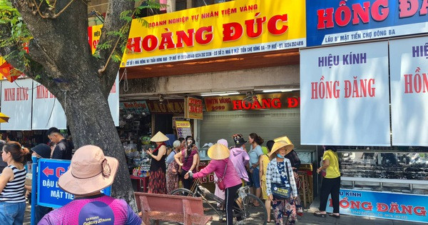 Báo Đại Đoàn Kết đưa tin, trước đó, vào khoảng 13h kém ngày 31/7, Ngô Văn Quốc (38 tuổi, trú tại thị xã Hương Thủy, tỉnh Thừa Thiên - Huế) đi xe máy hiệu Future đến khu vực chợ Đông Ba, thành phố Huế. Sau đó, nghi phạm đã bắn nhiều phát súng vào tiệm vàng Hoàng Đức. (Ảnh: Báo Tuổi Trẻ)