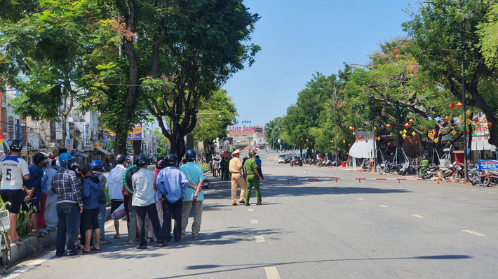 Đại tá Đặng Ngọc Sơn - Phó Giám đốc Công an tỉnh Thừa Thiên- Huế và Chỉ huy, cán bộ Phòng Cảnh sát hình sự đã trực tiếp tiếp cận, trò chuyện, động viên và thuyết phục. Sau đó, đối tượng đã giao nộp vũ khí và đầu hàng. Quốc hiện là đại úy và đang công tác tại Trại giam Bình Điền. (Ảnh: Báo Sức Khỏe Đời Sống)