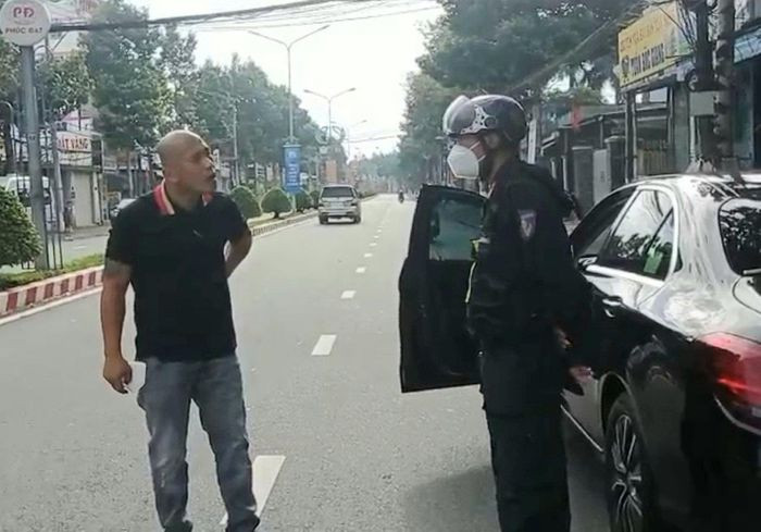 Thanh niên ở Bình Dương 'thông chốt' kiểm soát, dọa giết CSCĐ: Lâm Đình Bảo (SN 1990, ngụ phường Phú Lợi, TP Thủ Dầu Một) chạy ô tô tốc độ cao vượt chốt kiểm soát dịch bệnh, khi bị chặn lại thì chống đối, dọa giết CSCĐ. Ngày 27/8, Bảo bị Công an TP Thủ Dầu Một tạm giữ hình sự.