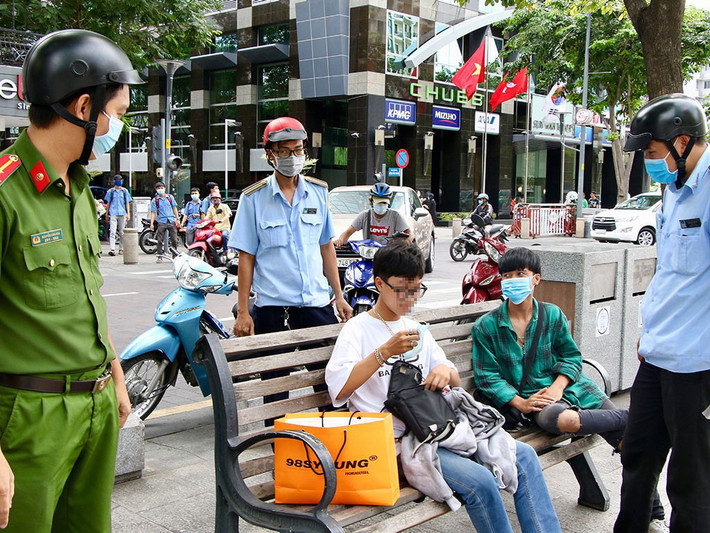 Người không đeo khẩu trang nơi công cộng, không giữ khoảng cách theo quy định khi tiếp xúc, ra ngoài không cần thiết bị phạt tiền tối đa 3 triệu đồng. (Ảnh minh họa)