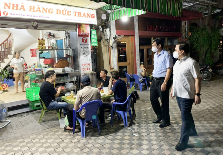 Không thực hiện quyết định áp dụng biện pháp tạm đình chỉ hoạt động của cơ sở dịch vụ ăn uống công cộng có nguy cơ làm lây truyền bệnh dịch tại vùng có dịch thì bị phạt tiền tối đa 20 triệu đồng đối với cá nhân, 40 triệu đồng đối với tổ chức. (Ảnh minh họa)