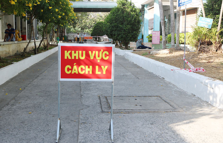 Người nào trốn khỏi nơi cách ly; không tuân thủ quy định về cách ly; từ chối, trốn tránh việc áp dụng biện pháp cách ly y tế, cưỡng chế cách ly y tế để phòng, chống dịch COVID-19 có thể bị phạt tiền tối đa 20 triệu đồng hoặc bị xử lý theo Điều 240 Bộ luật Hình sự năm 2015 trong trường hợp gây truyền dịch bệnh cho người khác (Mức phạt tù tối đa 12 năm và còn có thể bị phạt tiền tối đa 100 triệu đồng, cấm đảm nhiệm chức vụ, cấm hành nghề hoặc làm công việc nhất định từ 1 - 5 năm). (Ảnh minh họa)