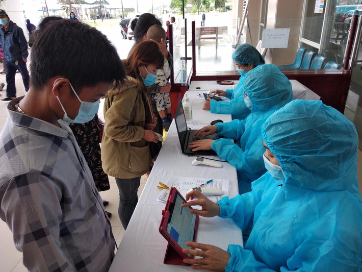 Người nào che giấu, không khai báo hoặc khai báo không kịp thời hiện trạng bệnh COVID-19 của bản thân hoặc của người khác mắc bệnh COVID-19 thì bị phạt tiền tối đa 20 triệu đồng. (Ảnh minh họa)