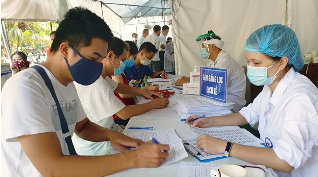 Người nào không khai báo y tế, khai báo không đầy đủ hoặc khai báo gian dối gây lây truyền dịch bệnh COVID-19 cho người khác bị xử lý theo Điều 240 Bộ luật Hình sự năm 2015 (Mức phạt tù tối đa 12 năm và còn có thể bị phạt tiền tối đa 100 triệu đồng, cấm đảm nhiệm chức vụ, cấm hành nghề hoặc làm công việc nhất định từ 1 - 5 năm). (Ảnh minh họa)