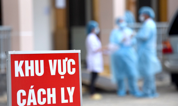 Người nào trốn khỏi nơi cách ly; không tuân thủ quy định về cách ly; từ chối, trốn tránh việc áp dụng biện pháp cách ly, cưỡng chế cách ly mà làm gây thiệt hại từ 100 triệu đồng trở lên do phát sinh chi phí phòng, chống dịch bệnh COVID-19 thì bị xử lý theo Điều 295 Bộ luật Hình sự năm 2015. (Mức phạt tù tối đa 12 năm và còn có thể bị phạt tiền tối đa 50 triệu đồng, cấm đảm nhiệm chức vụ, cấm hành nghề hoặc làm công việc nhất định từ 1 - 5 năm). (Ảnh minh họa)