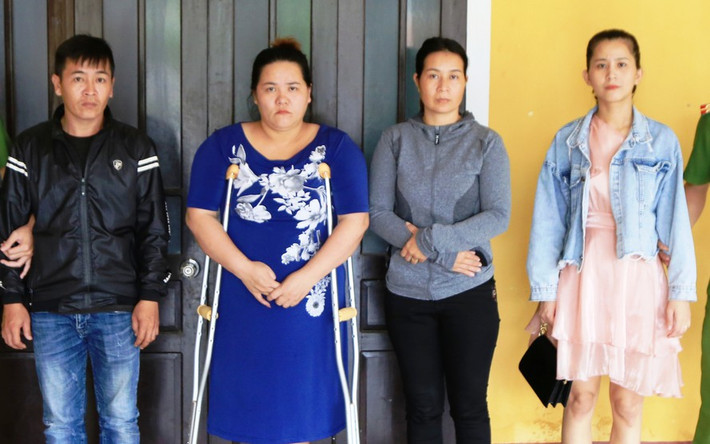 4 đối tượng hành hạ tàn bạo người phụ nữ trẻ: Một phụ nữ trẻ khi ngồi hóng mát vào ban đêm tại thị xã Hương Trà, TT-Huế đã 4 đối tượng xông tới lột quần áo rồi chửi bới, đánh đập vô cùng tàn nhẫn, đồng thời quay clip tung lên mạng với lý do "đánh ghen". Ngày 20/11/2020, 4 đối tượng này đã bị Công an thị xã Hương Trà khởi tố.
