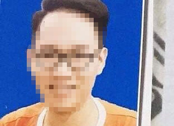 Nam sinh lớp 10 ở TPHCM mất tích bí ẩn: Ngày 9/4, chị Đặng Thị Quỳnh Ng. (54 tuổi, ngụ quận 7, TP HCM) dự định chở con trai Hồ Thái B. (17 tuổi) đến trường để học. Khi vào nhà vệ sinh rửa mặt thì người con trai rời khỏi nhà. Sau đó, chị tìm kiếm nhưng không ai biết con trai đi đâu. Sau sự việc, hai vợ chồng chị Ng. đã tìm kiếm nhiều nơi nhưng người con trai vẫn bặt vô âm tín.