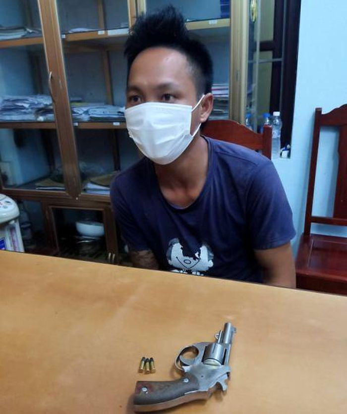 Đi xe không biển số còn giấu súng lên đạn sẵn: Tối 24/7, lưc lượng chức năng làm vụ tại phường Quảng Thành, TP Thanh Hóa phát hiện Nguyễn Trọng Quý (SN 1985, trú phường Quảng Thành) điều khiển xe máy không mang biển kiểm soát, không đội mũ bảo hiểm nên đã dừng phương tiện. Qua kiểm tra, Quý có 1 khẩu súng Cold và 3 viên đạn đã lắp sẵn để phòng thân.