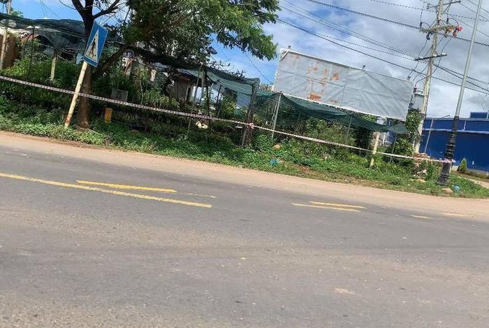 Bé trai 3 tháng tuổi tử vong cạnh người mẹ: Tối 23/7, anh C. sau khi đi làm thì trở về nhà tại xã Phú Hội (huyện Đức Trọng, tỉnh Lâm Đồng) thì phát hiện con trai 3 tháng tuổi nằm bất động, cạnh đó là vợ anh C. cũng bị thương và bất tỉnh. Được biết, anh C. và người vợ tên Th. kết hôn đã hơn một năm nay.