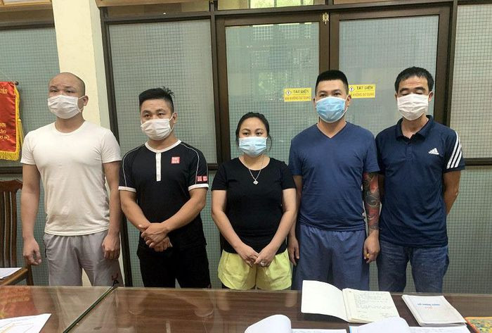 Cho vay nặng lãi thu lợi bất chính hơn 1 tỷ đồng: Ngày 25/7, Công an tỉnh Lạng Sơn cho biết đã bắt giữ 2 nhóm đối tượng hoạt động tín dụng đen, cho vay lãi nặng trong giao dịch dân sự. Các đối tượng cùng nhau góp vốn cho khoảng 55 người vay tiền với tổng số tiền 1,6 tỷ đồng, thu lợi bất chính gần 400 triệu đồng.