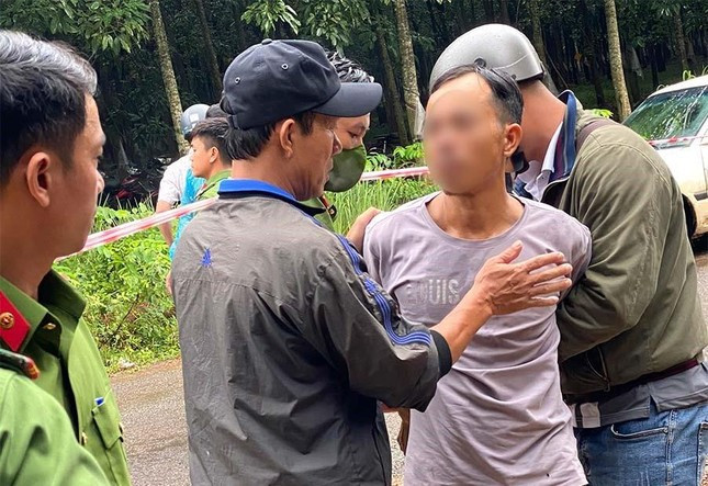 Sát hại người yêu vì nghĩ bị ‘bỏ bùa’: Khoảng 3h ngày 13/7/2022, anh Vũ Văn Lưu (SN 1973) nhận được tin nhắn của em trai ruột là Vũ Văn Như (SN 1981, trú tại xã Tân Quan, huyện Hớn Quản, Bình Phước) với nội dung “anh ơi, tha lỗi cho thằng em bất hiếu này, có lẽ em đã bị bỏ bùa…, nên em không thể thoát ra khỏi...”. Nhận tin báo, lực lượng Công an xã Tân Quan có mặt tại hiện trường nhà Vũ Văn Như. Qua xác minh, nạn nhân là chị T.H (SN 1991, trú ấp Xạc Lây, xã Tân Quan). Đến khoảng 8h20 sáng cùng ngày thì Vũ Văn Như ra đầu thú, khai nhận đã sát hại người yêu.