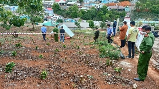Vụ việc ngay sau đó được báo lên Công an TP. Đà Lạt và Công an tỉnh Lâm Đồng. Đại tá Trần Minh Tiến - Giám đốc Công an tỉnh Lâm Đồng và Đại tá Đinh Xuân Huy - Phó Giám đốc, Thủ trưởng Cơ quan Cảnh sát điều tra Công an tỉnh Lâm Đồng đã nhanh chóng có mặt tại hiện trường, trực tiếp chỉ đạo các đơn vị nghiệp vụ khẩn trương điều tra, làm rõ vụ án. (Ảnh Pháp luật và Xã hội)