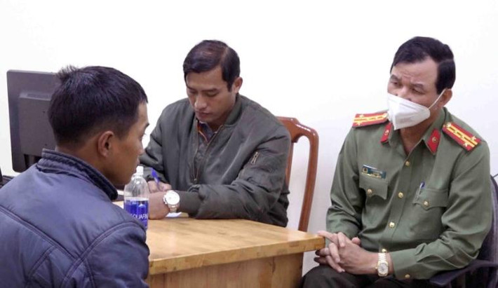 Tại cơ quan Công an, Trí cho rằng vợ là chị Trần Thị Kim T. “có người đàn ông khác”, tối ngày 11/12/2021, giữa Trí và vợ phát sinh mâu thuẫn, hai người cãi vã lớn tiếng. Khoảng 3h sáng 12/12/2021, trong cơn cuồng ghen, đối tượng này đã dùng dao đâm nhiều nhát vào người chị T. khiến nạn nhân tử vong tại chỗ.