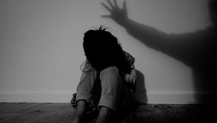 "Yêu râu xanh" 71 tuổi hiếp dâm 2 bé gái 8 tuổi: Lợi dụng các nạn nhân còn nhỏ tuổi, Thào Văn Quán (71 tuổi, trú xã Nà Hẩu, huyện Văn Yên, Yên Bái) đã hứa cho tiền, cho kẹo nạn nhân rồi hiếp dâm cháu L.T.D. và cháu L.T.M. (đều 8 tuổi, là hàng xóm của Quán). Ngày 21/6, Công an huyện Văn Yên đã khởi tố bị can Quán về tội hiếp dâm người dưới 16 tuổi.(Ảnh minh họa)