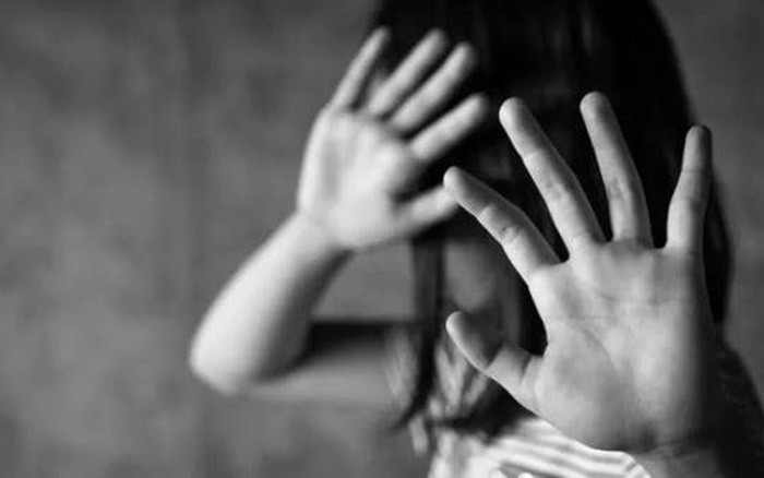"Yêu râu xanh" 72 tuổi nhiều lần xâm hại bé gái 10 tuổi: Ngày 12/4, N.V.Q (72 tuổi, trú huyện Xuyên Mộc, tỉnh Bà Rịa-Vũng Tàu) thấy cháu N.L.M.P (SN 2011 - hàng xóm của Q.) đang chơi trước nhà của mình. Lúc này, Q. nảy sinh ý định với cháu P. nên vẫy tay gọi cháu P. qua nhà. Sau đó, Q. dắt cháu P. vào trong phòng ngủ của mình, đóng cửa lại rồi xâm hại cháu P. Hiện vụ việc đang được cơ quan chức năng điều tra, làm rõ.(Ảnh minh họa)