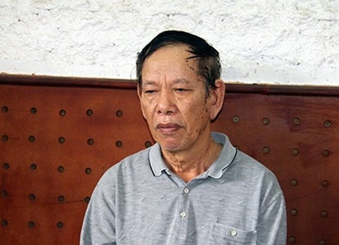 "Yêu râu xanh" 73 tuổi xâm hại bé gái 13 tuổi: Chiều 2/11/2020, Nguyễn Văn Xứng (73 tuổi, trú xã Gia Phú, huyện Bảo Thắng, Lào Cai) khi thấy cháu N.H.T, 13 tuổi đi học về, hắn đã dụ dỗ cháu vào khu đất vắng để giao cấu. Sau khi thỏa mãn thú tính, hắn cho cháu T. 40 nghìn đồng. Ngày 9/11/2020, Công an huyện Bảo Thắng ra quyết định khởi tố vụ án Hiếp dâm người dưới 16 tuổi để làm rõ hành vi của Nguyễn Văn Xứng.