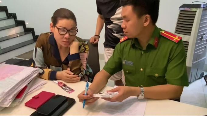 Trong quá trình khám xét nhà của Thiện "soi", Cơ quan điều tra thu giữ được các tài liệu thể hiện Lâm Thị Thu Trà và Đặng Thị Tuyết Lan đã cho Thiện "Soi" vay nhiều tỷ đồng với mức lãi suất cao, thu lợi bất chính hàng trăm triệu đồng.