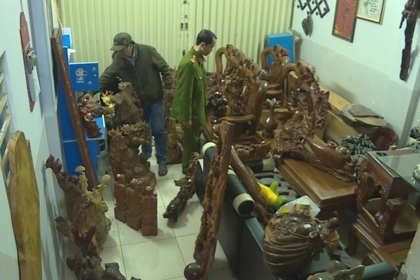 Trước đó, Công an TP Buôn Ma Thuột đã thành lập chuyên án và bắt giữ thành công đối tượng Luân. Khám xét nơi ở, lực lượng công an thu giữ hàng chục tượng gỗ, bàn ghế gỗ trộm cắp, 4 khẩu súng, 6 viên đạn, hơn 20 cây dao rựa, mã tấu, 270g ma túy đá, 1 bộ tóc giả đội khi đi trộm cắp.