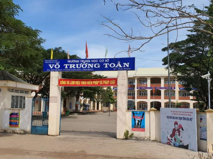 Nữ sinh lớp 7 tự sinh con trong nhà vệ sinh: Ngày 12/1, UBND xã Đá Bạc, huyện Châu Đức, tỉnh Bà Rịa - Vũng Tàu cho biết em T.A., học sinh lớp 7 trường Võ Trường Toản quen biết một một thanh niên qua mạng xã hội. Sau đó, hai bên hẹn nhau và đi nhà nghỉ. Em A. mang thai nhưng gia đình không hay biết, em vẫn đi học bình thường. Khuya 3/1, em A. tự sinh một bé gái trong nhà vệ sinh. Gia đình phát hiện và đưa hai mẹ con đến Trung tâm Y tế chăm sóc.