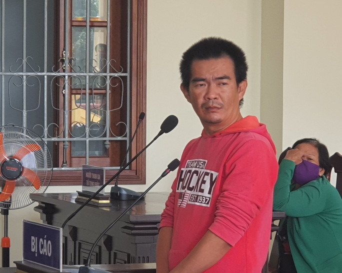 Yêu vợ bạn, bị đâm suýt mất mạng: Biết bạn có quan hệ tình cảm với vợ mình, Nguyễn Thanh Sang (40 tuổi; ngụ quận Ninh Kiều, TP Cần Thơ) đã yêu cầu 2 người chấm dứt mối quan hệ. Nhưng khi bắt gặp 2 người đi với nhau, Sang nảy sinh ghen tuông đã đâm nhân tình của vợ suýt mất mạng. Hôm nay, TAND TP Cần Thơ đã tuyên phạt Sang 14 năm tù về tội "Giết người".