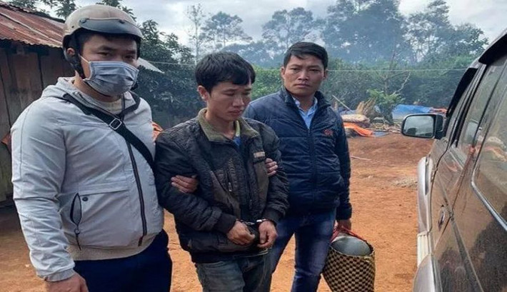 Bắt đối tượng trói chủ nhà cướp tài sản giữa ban ngày: Trưa 9/1, chị Đinh Thị Thu Th. (SN 1996; ngụ xã Đắk Lao, huyện Đắk Mil, tỉnh Đắk Nông) đang làm việc tại nhà thì bị Đặng Đình Tuấn (SN 1983, trú tại xã Đức Mạnh, huyện Đắk Mil) đột nhập nhà. Tuấn dùng dao bầu khống chế, trói tay chân, bịt miệng chị Th. và cướp hơn 17 triệu đồng, 1 sợ dây chuyền vàng... rồi tẩu thoát. Hôm nay, Công an huyện Đắk Mil cho biết đang tạm giữ Tuấn điều tra về hành vi cướp tài sản.