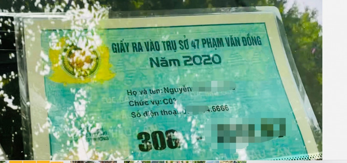 Giấy ra vào cơ quan: Một vật khá phổ biến khác hay được các chủ xe cố tình cài lên kính lái là các loại giấy ra vào các cơ quan nhà nước, phù hiệu của xe ưu tiên đi làm nhiệm vụ... Dù chưa biết những loại giấy tờ trên có của chính chủ hay không, nhưng vô hình trung tạo nên một tấm "bùa hộ mệnh" khi đi đường với tâm lý nghĩ rằng CSGT sẽ không dám làm khó "cán bộ".
