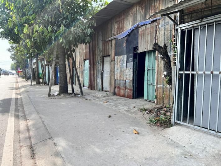 Sát hại gái mại dâm cướp tài sản: Tr.T.Th (SN 1988, quê An Giang) cùng với 4 người bạn là Tr, D, Y.D, B thuê một dãy ki- ốt không số ở phường Thuận Giao, TP Thuận An, tỉnh Bình Dương để hành nghề bán dâm. Ngày 19/12, Tr. thấy một thanh niên đi xe máy dừng trước ki-ốt của Th. để vào mua dâm, sau đó Th được phát hiện đã tử vong. Theo trình bày của nhóm bạn., sau khi bị giết, các tài sản của Th. gồm 1 sợi dây chuyền bằng bạch kim, nhẫn, đồng hồ và điện thoại di động đều bị mất.