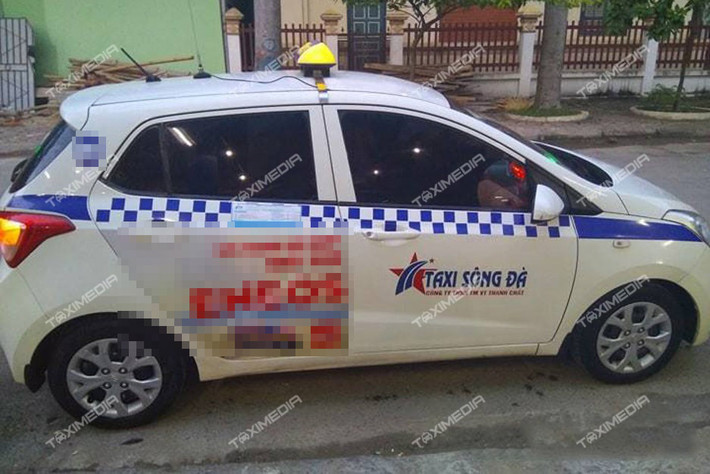 Chiều 12/11, Công an Hà Nội nhận được tin, có chiếc xe taxi giống như thông báo đang lưu thông trên QL1A hướng vào Thanh Hóa, Nghệ An. . Nhân chứng cho hay, vào trưa cùng ngày xuất hiện 2 thanh niên đi trên 1 xe taxi màu bạc gắn biển Sông Đà dừng ăn cơm ở Tĩnh Gia (Thanh Hóa). Hai người này sau khi tháo mào, bảng tính tiền và bóc logo xe thì đã "gạ" cầm cố tại một gara gần đó. Thấy có nhiều điểm bất thường nên chủ gara này không đồng ý. Hai thanh niên tiếp tục "chào hàng" tại vài điểm khác đều thất bại nên đã lên xe và đi về hướng Nghệ An. (Ảnh minh họa, nguồn internet)