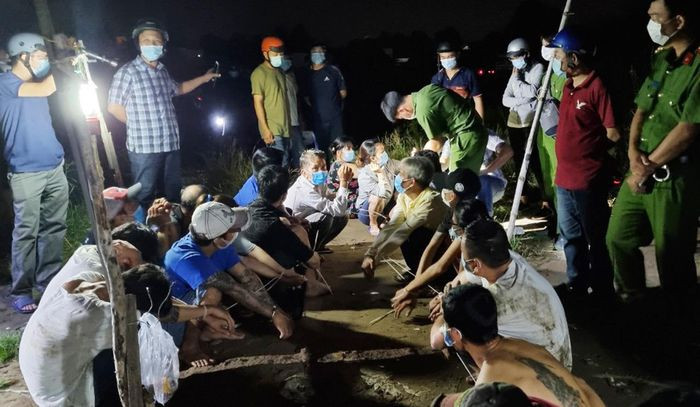 Bắt quả tang 27 người đánh bạc trong lúc giãn cách xã hội: Ngày 23/7, Công an TP Rạch Giá (Kiên Giang) đột kích sòng bạc tại bãi đất trống ở phường Vĩnh Quang bắt giữ 27 người. Tại hiện trường, lực lượng chức năng tạm giữ khoảng 150 triệu đồng, 2 bộ tài xỉu và nhiều tang vật khác.