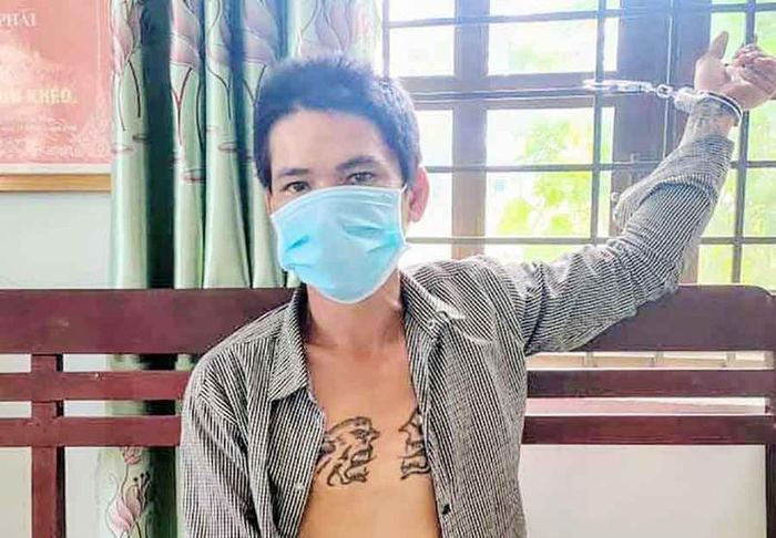 Tông xe vào cảnh sát khi vượt rào chắn chốt kiểm soát dịch: Sáng 23/7, Nguyễn Hoàng Quốc Vương (29 tuổi, trú Ninh Thuận) chạy xe máy vượt rào chắn của chốt kiểm soát phòng chống dịch khu vực TP Phan Rang - Tháp Chàm. Lực lượng trực chốt chặn lại thì Vương tăng ga lao xe vào những người trực chốt khiến 1 người bị thương. Vương sau đó đã bị bắt giữ.