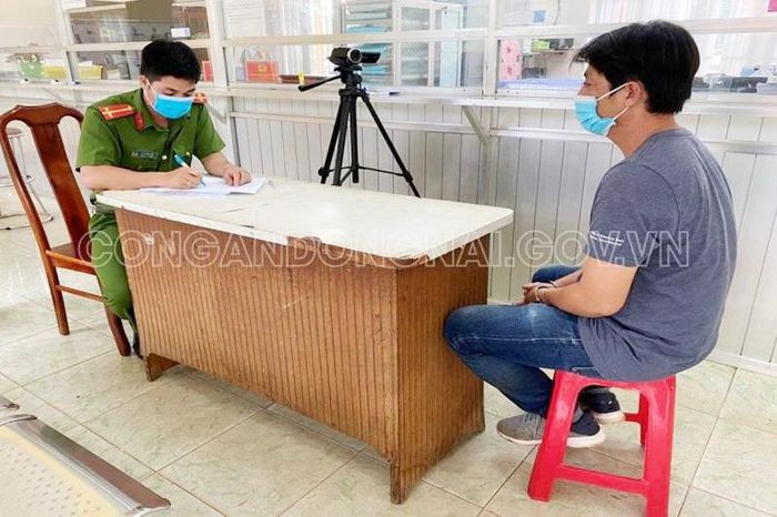 Nam thanh niên đạp cảnh sát ở chốt kiểm dịch: Không chấp hành quy định phòng dịch COVID-19, Vũ Nhật Tân (38 tuổi, trú phường Xuân Tân) còn chửi bới, lăng mạ và đạp vào người cán bộ chốt kiểm soát dịch tại TP Long Khánh, tỉnh Đồng Nai. Ngày 23/7, Tân bị Công an TP Long Khánh tạm giữ để điều tra.