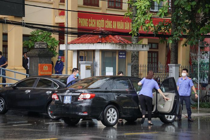 Tạm giam một cựu Phó trưởng Công an Đồ Sơn: Ngày 23/7, Viện KSND Tối cao tống đạt quyết định khởi tố bị can, bắt tạm giam đối với ông Phạm Quang Tuấn, cựu trung tá, Phó trưởng Công an quận Đồ Sơn (Hải Phòng) để điều tra về hành vi làm sai lệch hồ sơ vụ ma túy xảy tại quán karaoke trên địa bàn vào cuối năm 2020.