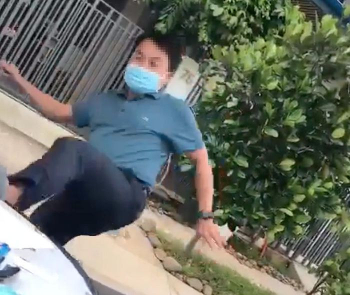 Người đàn ông đạp đổ bàn lấy mẫu xét nghiệm COVID-19: Cho rằng tổ y tế để bàn lấy mẫu COVID-19 trước nhà mình sẽ gây nguy hiểm, ông Nguyễn Trần Quỳnh (SN 1982, trú huyện Nhà Bè, TP HCM) dùng chân đạp đổ bàn tiếp nhận mẫu khiến nhiều đồ vật bị rơi. Ngày 23/7, CA huyện Nhà Bè đã phạt ông Quỳnh 3 triệu đồng.
