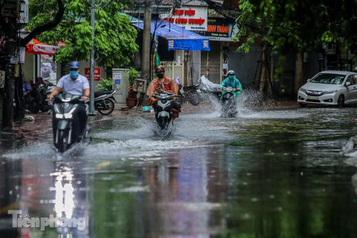 Phố Vương Thừa Vũ (quận Thanh Xuân) chịu cảnh tương tự, ngập thành sông sau những đợt mưa lớn kéo dài. Tại phố này lúc ngập sâu nhất khoảng 50-60cm.