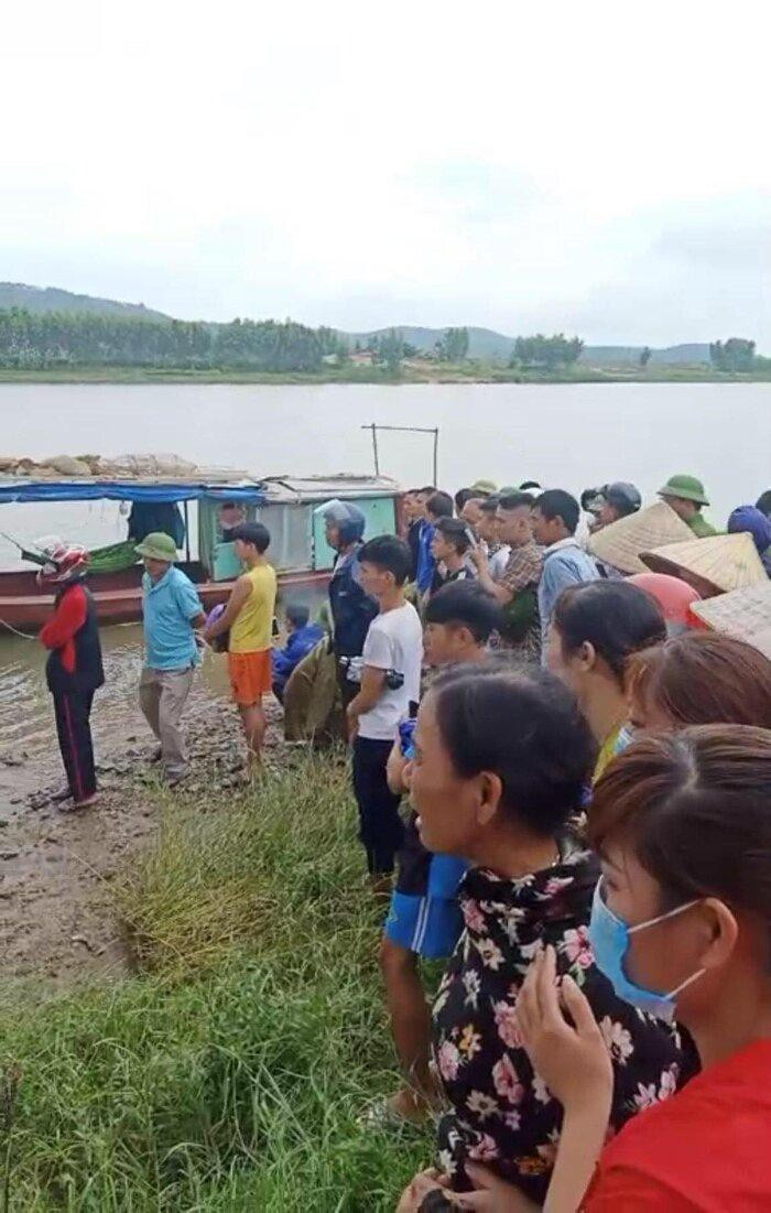 Theo thông tin ban đầu, vụ tài xế xe tải lao xuống sông cứu cô gái trẻ xảy ra vào đầu giờ chiều ngày 20/9, chị Dương Thị Thanh điều khiển xe máy chạy trên cầu Cẩm Lý thì bất ngờ mất lái lao vào lan can cầu, người bị ngã xuống sông Lục Nam.