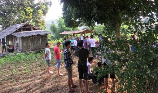Thời gian gần đây, ông Thấy chuyển hài cốt mẹ về nhà tại thị xã Bình Long để thờ cúng thì tiếp tục xảy ra mâu thuẫn với em trai, vì Có cho rằng ông Thấy bán đất mồ mả của mẹ để lấy tiền thì đến ngày 19/9 xảy ra sự việc trên.