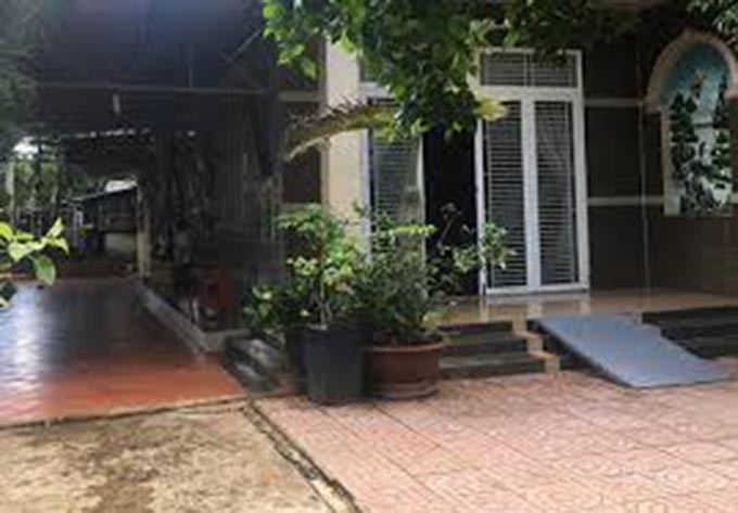 Em trai bắn chết chị dâu, anh trai bị thương: Trưa 19/9, Nguyễn Văn Có bất ngờ chạy xe máy đến nhà anh trai tại ấp Phú Lạc, xã Thanh Phú, thị xã Bình Long, tỉnh Bình Phước cùng khẩu súng ngắn trên tay. Lúc này, Có rút súng bắn nhiều phát vào người ông Thấy và vợ là bà Bùi Thị Đàn (SN 1949) rồi chạy bộ khỏi hiện trường, sau đó trốn khỏi địa phương.