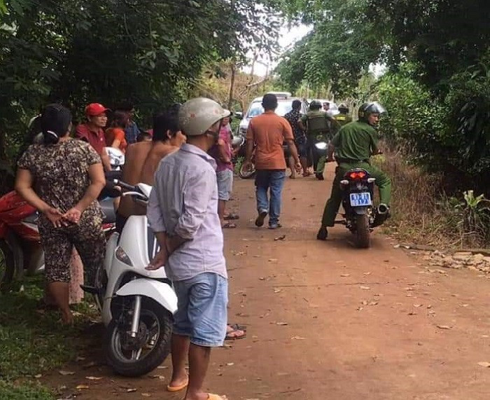 Sau khi được đưa đi cấp cứu kịp, sức khỏe ông Thấy đã ổn định trở lại. Riêng bà Đàn đã tử vong do vết thương nặng. Theo người nhà nạn nhân cho biết, năm 1997, ông Thấy mua một mảnh đất tại Bà Rịa - Vũng Tàu cho mẹ ông đi tu. Đến khi người mẹ mất, ông Thấy bán mảnh đất được gần 1 tỷ, sau đó chia cho các anh em mỗi người 100 triệu đồng nhưng Có không nhận do mâu thuẫn từ trước.