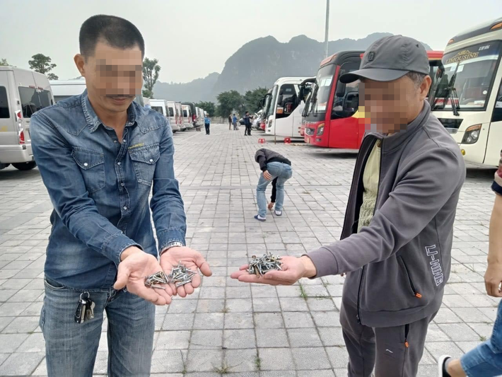 Theo phản ánh của độc giả, thời gian qua tại khuôn viên chùa Tam Chúc, thị trấn Ba Sao, huyện Kim Bảng, tỉnh Hà Nam xuất hiện nhan nhản đinh nhọn, vật bằng kim loại sắc nhọn... tiềm ẩn nguy cơ tai nạn cho du khách và phương tiện.