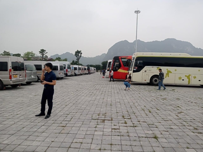 Theo phản ánh của người dân, rất nhiều du khách đến chùa Tam Chúc phát hiện và thu nhặt được nhiều đinh vít, vật nhọn... có chiều dài từ 2- 3cm. Để làm rõ thông tin, PV đã liên hệ với Công an huyện Kim Bảng, Hà Nam.