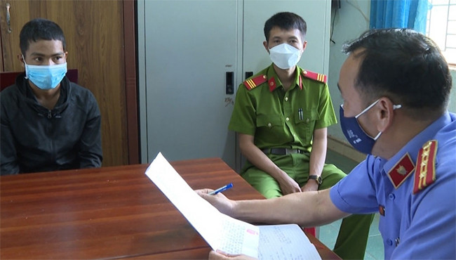 Tiếp xúc ban đầu, Giang tỏ ra lầm lỳ, ít nói, lảng tránh câu hỏi, ánh mắt của Điều tra viên. Qua nhiều giờ đấu trí căng thẳng, trước những lập luận sắc bén và chứng cứ không thể chối cãi, chiều ngày 28/3, Rah Lan Giang đã cúi đầu nhận tội. (Ảnh VOV)
