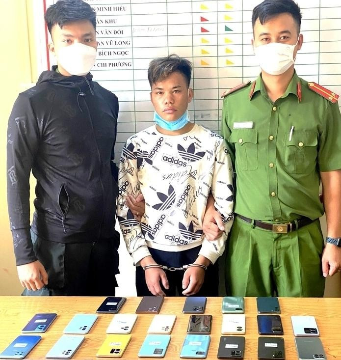 Đột nhập cửa hàng Thế giới di động trộm 21 chiếc điện thoại: Trong đêm, Mùng Văn Chuẩn (SN 2002, trú tại thôn Khâu Lý, xã Đông Minh, huyện Yên Minh, tỉnh Hà Giang) đã đột nhập vào cửa hàng Thế giới di động tại huyện Yên Minh, lấy đi 21 chiếc điện thoại trị giá gần 180 triệu đồng. Ngày 12/9, Công an huyện Yên Minh cho biết vừa bắt được đối tượng Mùng Văn Chuẩn để điều tra, làm rõ.