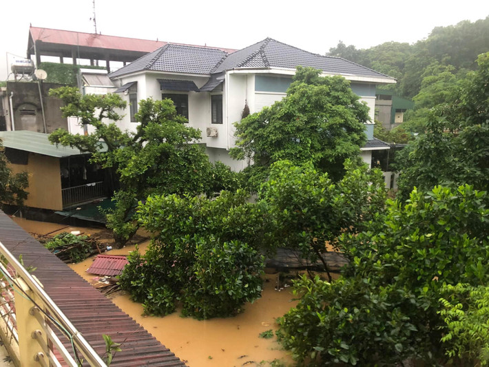 Do mưa lớn trên sông Lô xuất hiện lũ khẩn cấp, dự kiến 6-7h sáng nay lũ đạt đỉnh, vượt báo động 3 khoảng 150cm, sau đó duy trì mức cao trên báo động 3