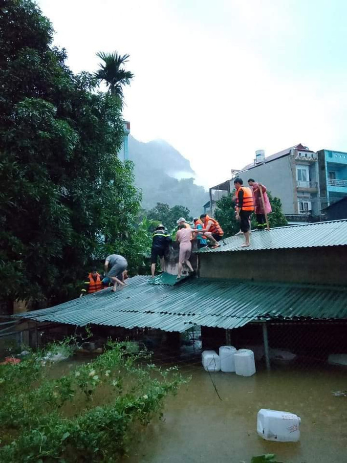 Do mưa lớn và lũ lên, tại thành phố Hà Giang sáng sớm nay nhiều khu vực cũng xảy ra ngập úng.