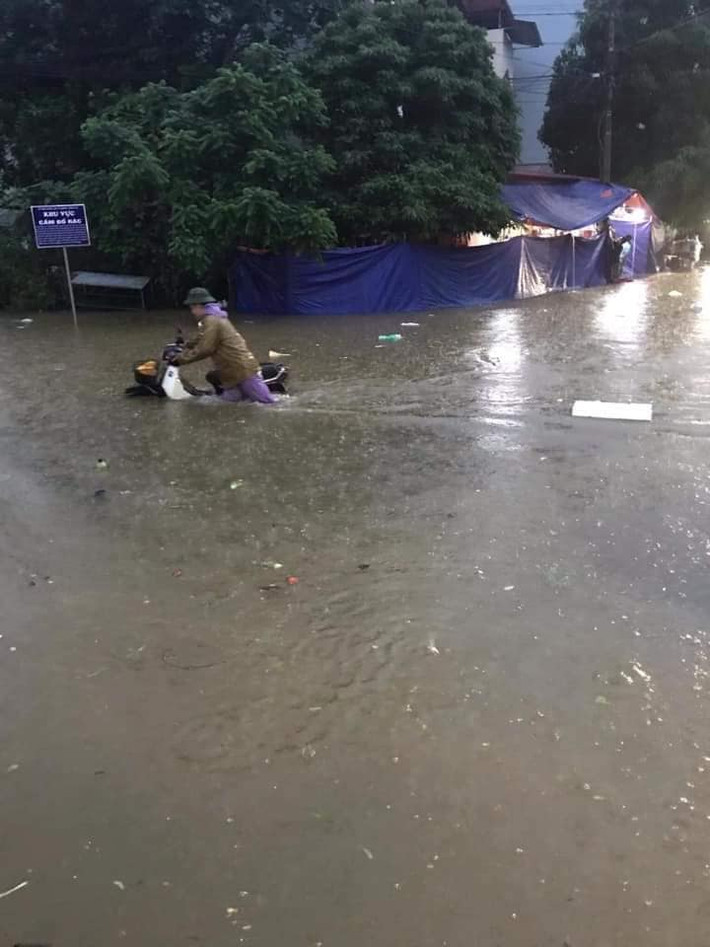Dự báo ở Hà Giang sẽ còn mưa to trong sáng nay, có nơi mưa trên 60 mm. Sau đó từ trưa, chiều sẽ giảm dần.
